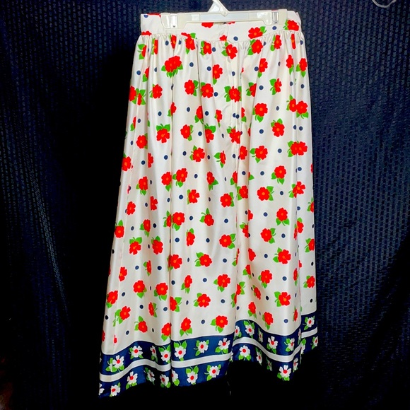 Vintage Hand Taylor Made Floral Designed Knee high Skirt with Slip Liner! - Picture 5 of 11